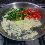 Tillsätt tomaterna och poblanochilin och tek tills de mjuknat