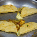 Vik ihop tortillan och stek på båda sidor tills osten är helt smält och tortillan fått lite gyllene färg