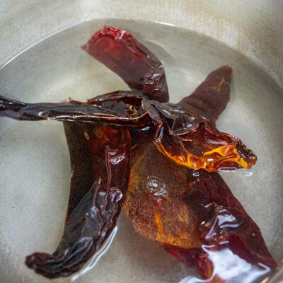 Guajillo-chili i varmt vatten