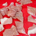 Skär köttet i rektanglar