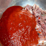 Häll på marinaden på köttet