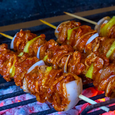 Lägg dina grillspett med Carne al Pastor på en het grill