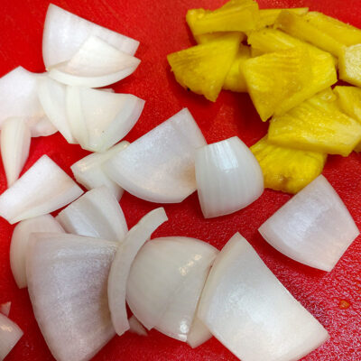 Lök och ananas skuren i bitar