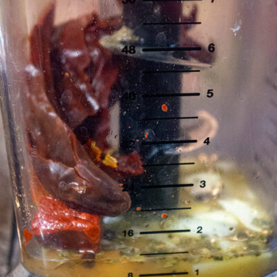 Ingredienser till marinad för tacos al pastor i en blender