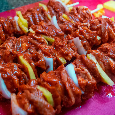 Grillspett med marinerat kött, lök och ananas för tacos al pastor