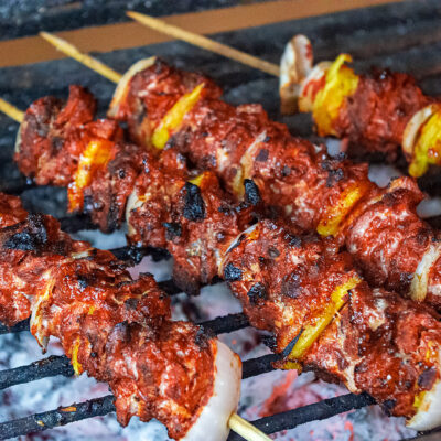 Vänd spetten och tillaga på alla sidor tills köttet fått en krispig yta och köttet är helt genomstekt