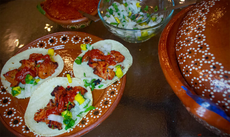 Tacos al Pastor serverade i mjuka majstortillas med lök, koriander, ananas och salsa