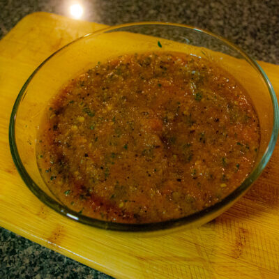 Salsa Borracha på färska röda grillade tomater