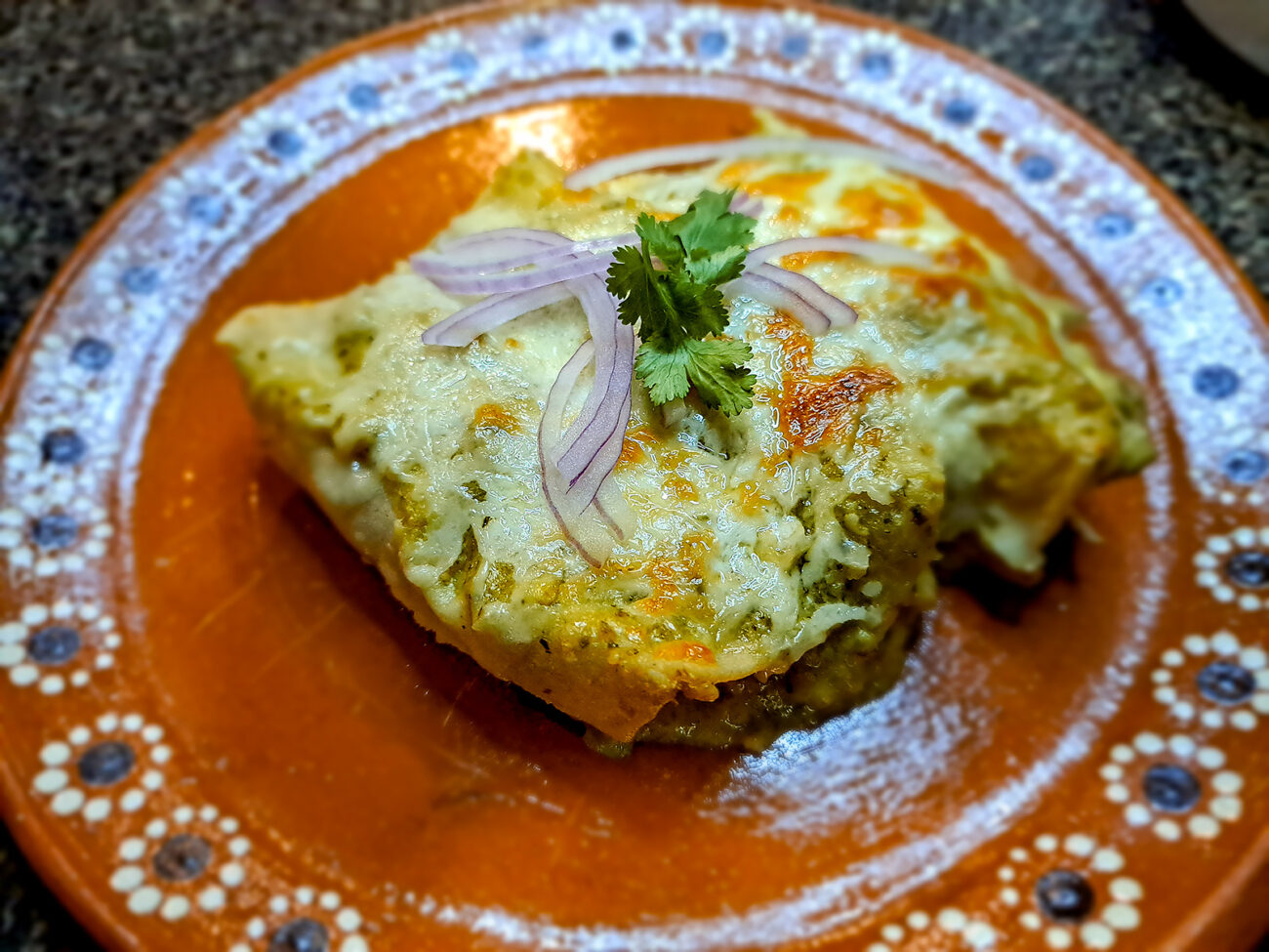 Enchiladas Suizas – Ostrgatinerade kycklingfyllda mexikanska tortillarullar