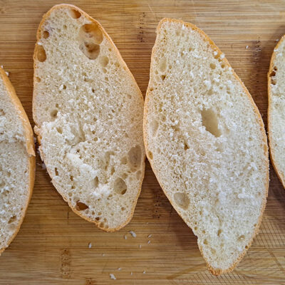 Dela på brödet i mitten