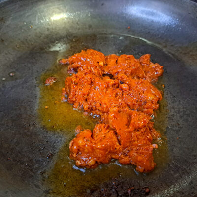 Smula ner chorizon i en het stekpanna med lite olja