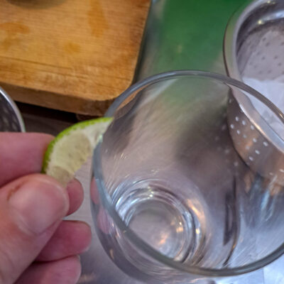 Gnid en liten bit lime på utsidan av glasets kant