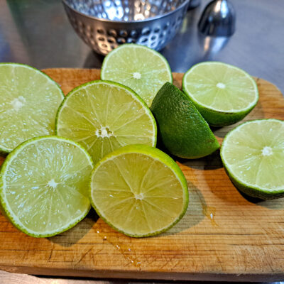 Skär upp limefrukterna