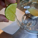 Gnid en bit lime runt kanten på fatet