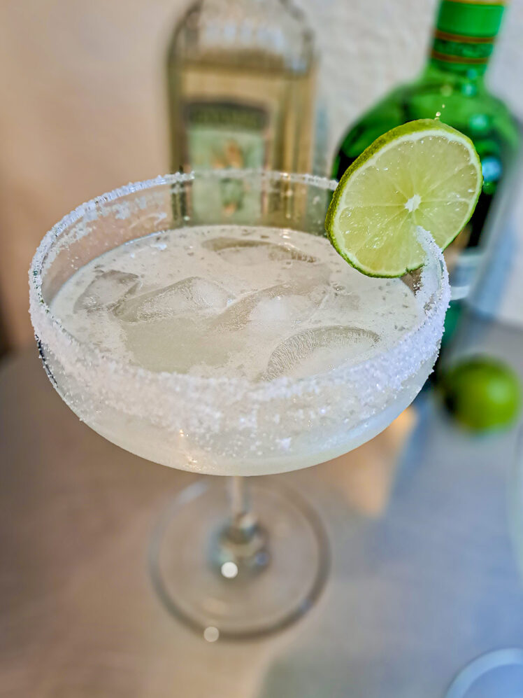 Servera Margarita med några isbitar och en skiva lime