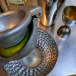 Pressa ut limejuicen i en liten skål