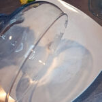 Rulla glaset försiktigt i saltet och skaka sedan av överflödet