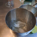 Lägg isbitar i shakern