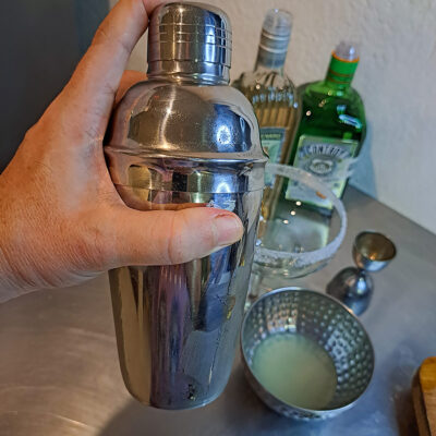 Håll pekfingret på locket av shakern