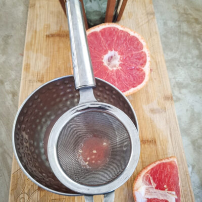 Filtrera grapefruktjuicen