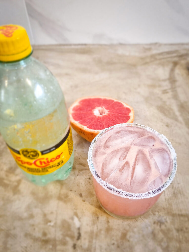 Tillsätt sodavatten och servera!