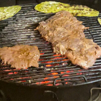 Lägg köttet på grillen, ca 3 minuter per sida.