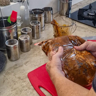 Lägg kycklingen i marinad