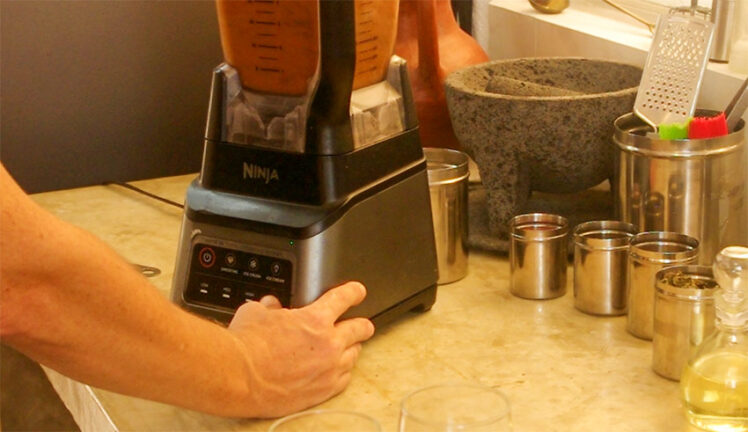 Kör alla ingredienser för marinaden i en blender