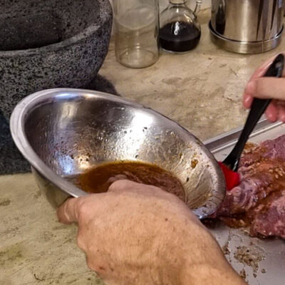 Pensla på marinaden på köttet.