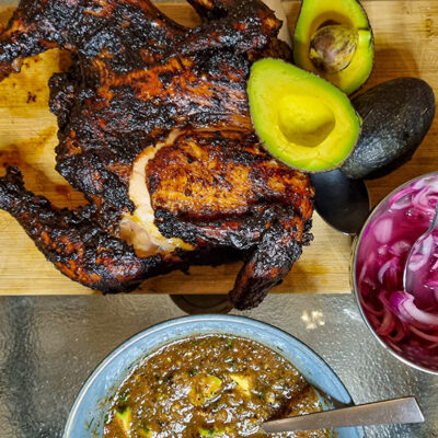 Grillad kyckling, avokado, salsa, picklad rödlök