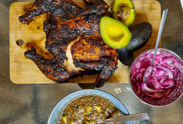 Grillad kyckling, avokado, salsa, picklad rödlök