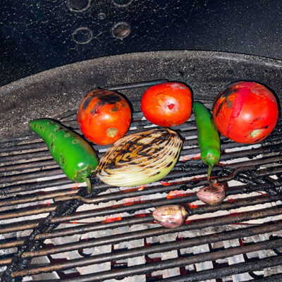 Grilla grönsakerna till salsan