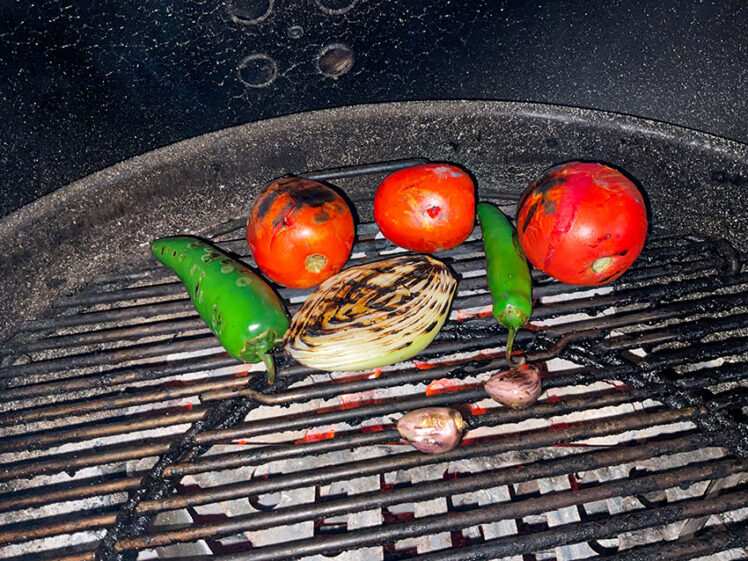 Grilla grönsakerna till salsan