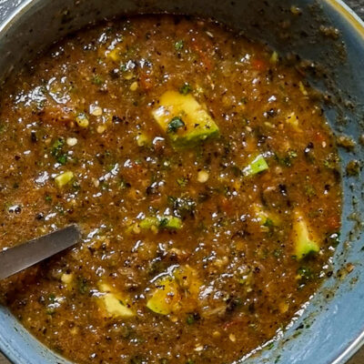 Lägg i kuber av avokado, rör om och servera