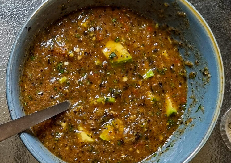 Lägg i kuber av avokado, rör om och servera