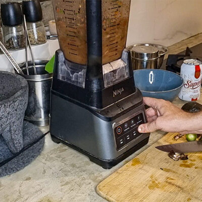 Gör salsan i en blender