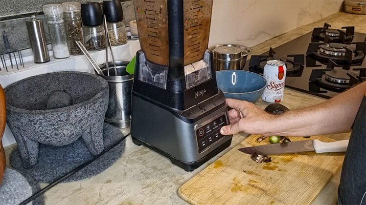 Gör salsan i en blender