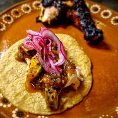 Taco med pollo asado, salsa, picklad rödlök