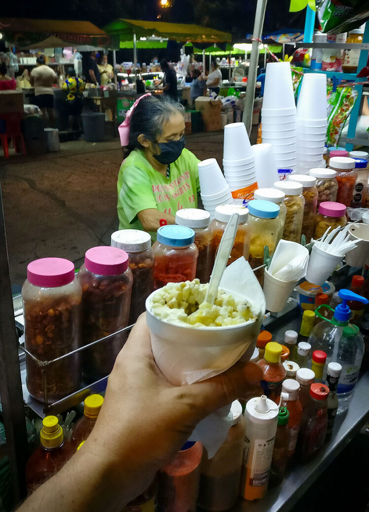 Gatustånd som serverar Esquites!