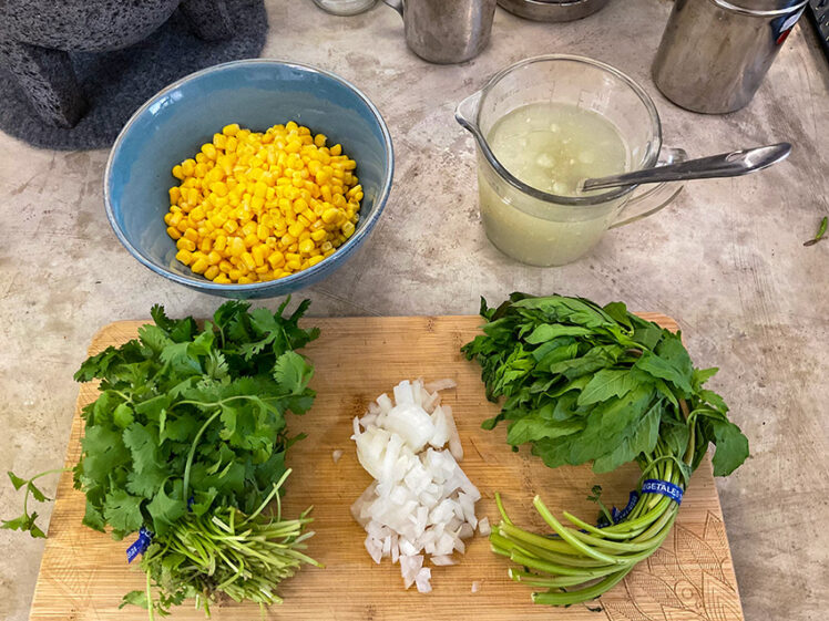 Majs, örter, buljong och lök
