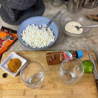 Förbered tillbehören för dina esquites!