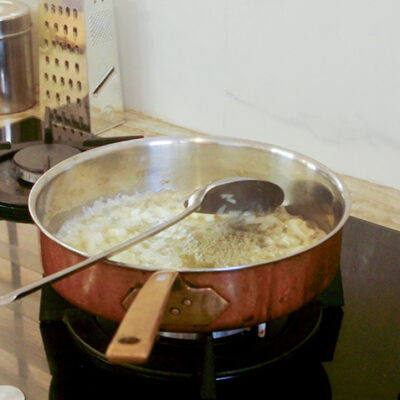 Stek löken mjuk utan att ta färg