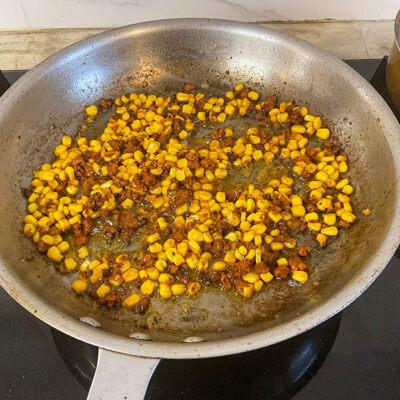 Tillsätt majsen och lite vätska och stek tills vätskan evaporerat.