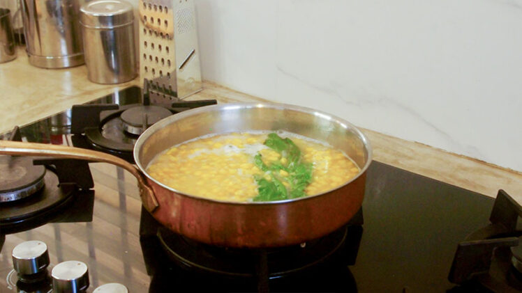 Tillsätt buljong och epazote