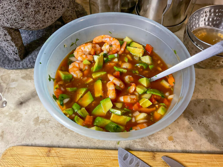 Blanda alla ingredienser och servera!