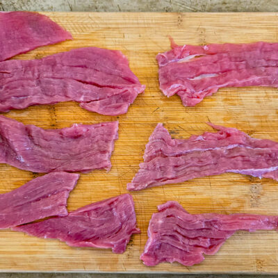 Skär köttet i remsor