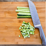 Hacka gurkan i små kuber