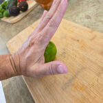 Pressa och rulla limefrukten