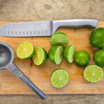 Dela på limefrukterna