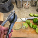 Pressa limejuicen med en lemon squeezer